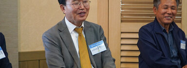 찾아가는 마을좌담회 나주시장이 자리에 앉아 주민의 질문에 웃으며 답변을 하고 있는 모습