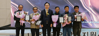 청정전남 으뜸마을 만들기 성과 공유회 시상이 끝나고 각 마을 대표 4명과 나주시장이 기념촬영을 하고 있는 모습