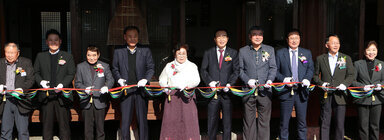 나주시 향토음식체험문화관 개관식 나주시장과 나주시의회 부의장 등이 테이프컷팅식에 앞서 기념촬영을 하고 있는  모습