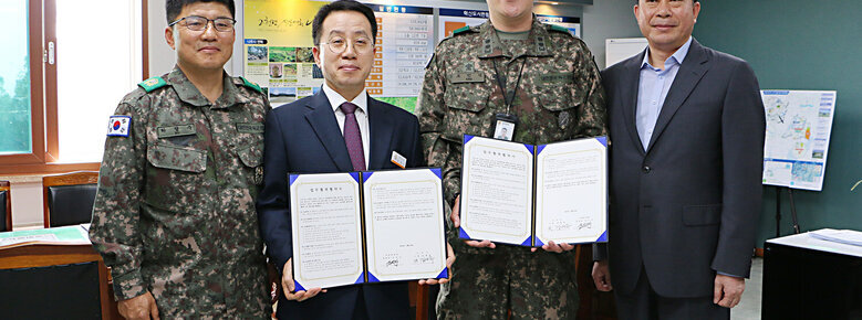 나주시-김천일대대 찾아가는 취업지원 업무협력 협약 체결 나주부시장과 김천일대대장 및 대대 관계자들이 기념촬영을 하고 있느 모습