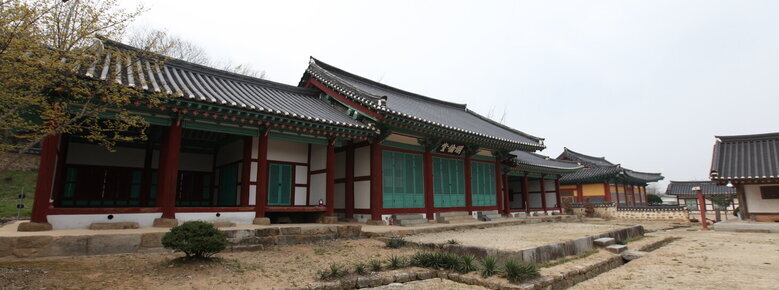 나주향교 내부 전경을 찍은 사진. 기와로 된 집들이 보이고 기와로된 담이 보임. 집사이로 물이 빠지는 수로가 보임.