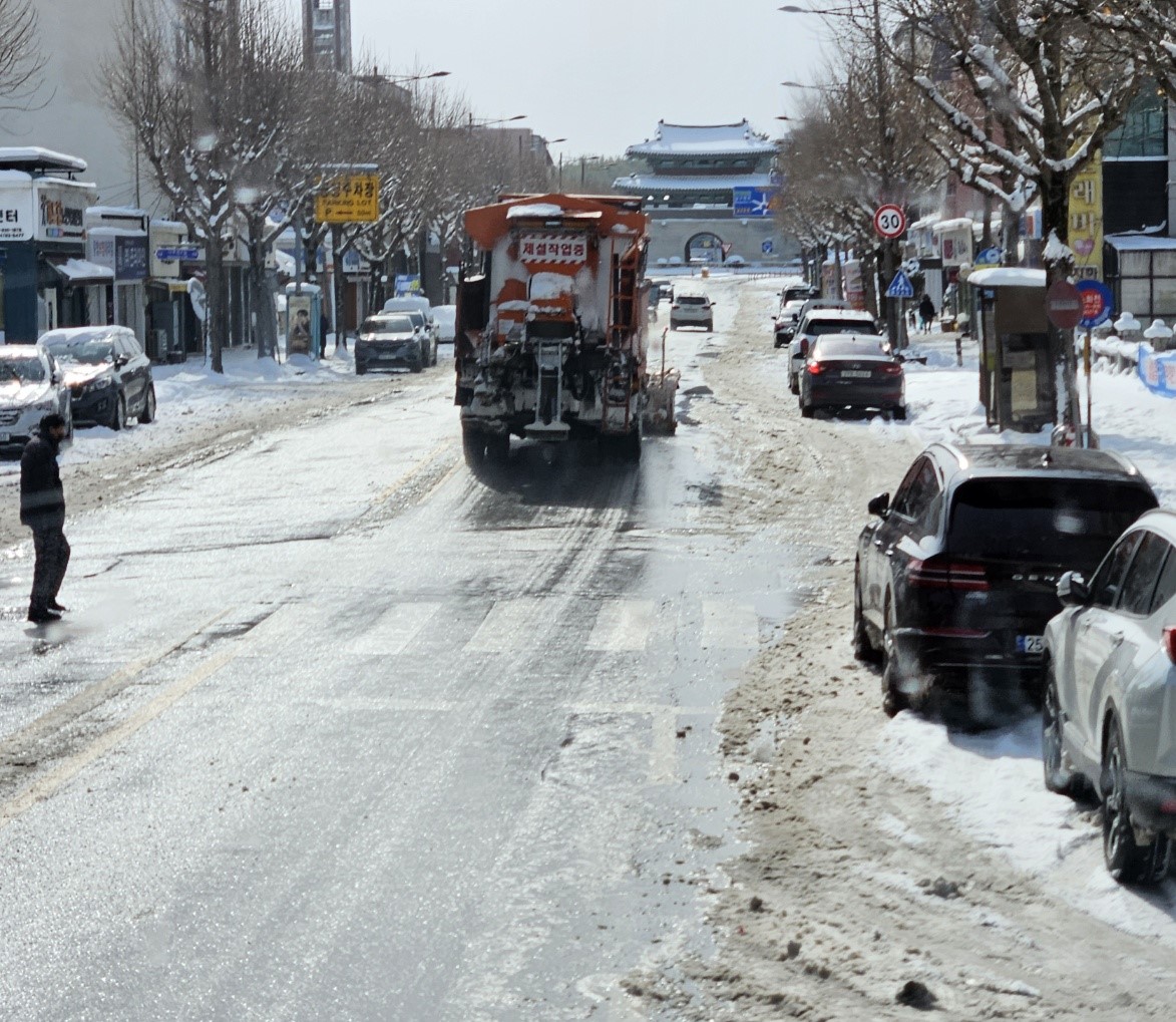 시민들이 안전하게 이동하는 모습