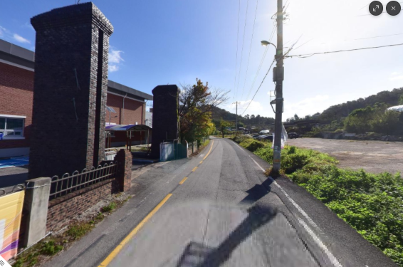 학교에서 나올때 양 옆 도로에 차가 보이지 않아 불편하였습니다.