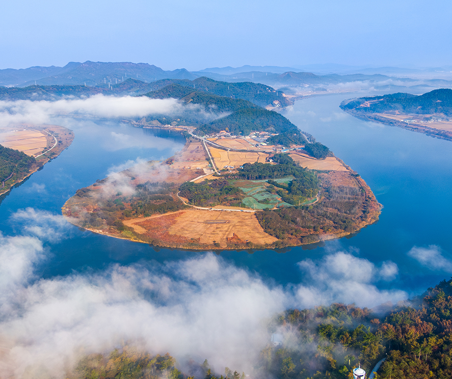 바다와 안개로 둘러싸인 섬의 항공 전경