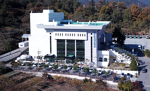 회색빛 건물외부전경