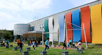 한국천연염색박물관 잔디마당에서 아이들이 뛰어놀고 있는 모습