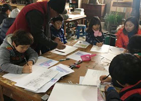 학생들이 앉아서 공부하는 모습