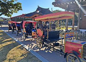 도로 우측에 인력거 지나가는 모습1