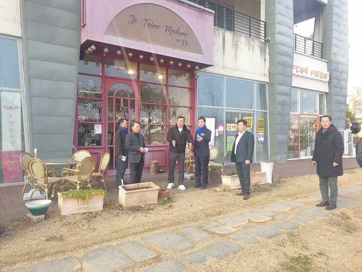 작년 겨울 신정훈, 이재태, 김강정, 상인회장 등 도원 후면을 방문해서 개선 관련 논의 모습입니다.