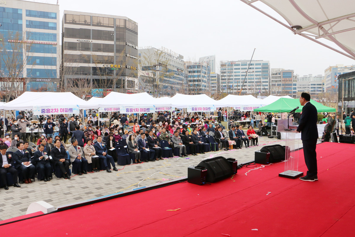 제1회 빛가람동민의 날 행사 무대 단상 측면에서 참서자들의 얼굴이 보이고 나주시장이 격려사를 하고 있는 옆모습