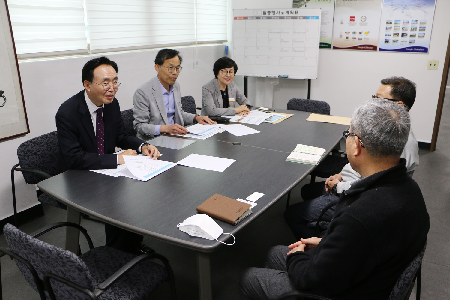 기업현장 방문 및 배꽃대향연 준비상황 현장점검 삼진지에프의 사무실에서 회사대표와 직원 등 대화를 나누고 있는 모습