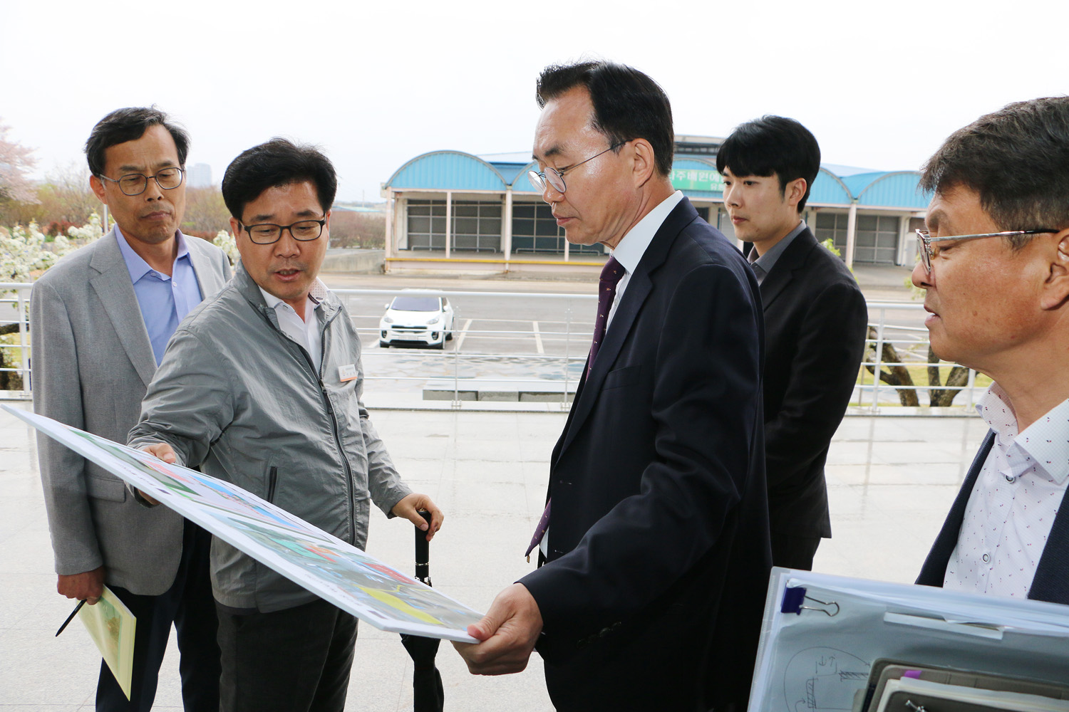 기업현장 방문 및 배꽃대향연 준비상황 현장점검 나주시장이 관광문화국장에게 준비상황판을 보며 설명을 듣고 있는 모습