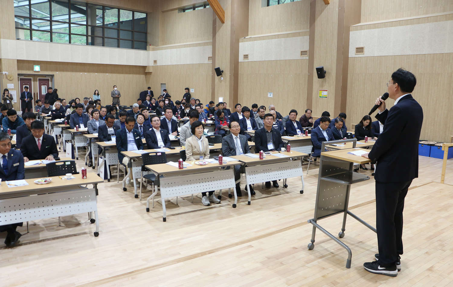 전남 소상공인 정책개발 포럼 앉아있는 참석자들의 얼굴이 보이고 나주시장의 축사하는 뒷모습이 보이는 모습