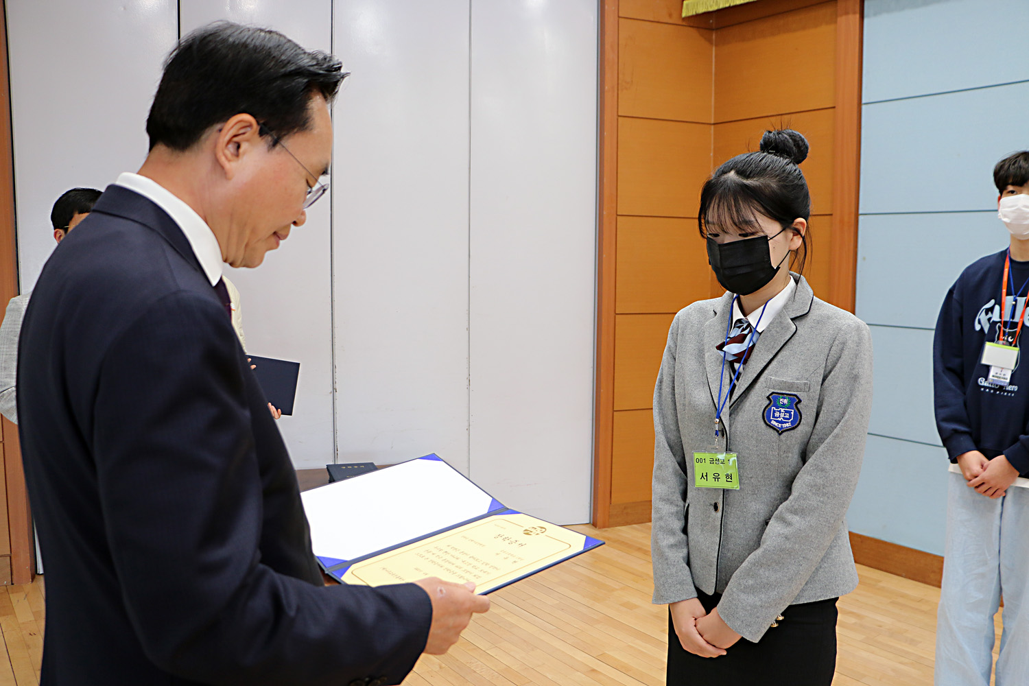 나주교육진흥재단 신입생 장학금 수여식(대학생, 고등학생) 나주시장이 고등학생에게 장학증서를 수여하고 있는 모습