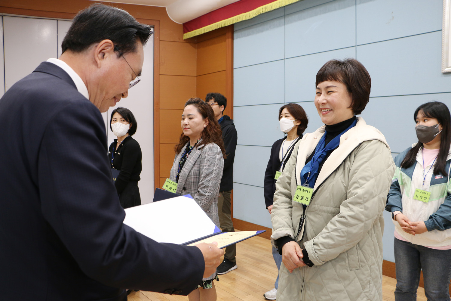 나주교육진흥재단 신입생 장학금 수여식(대학생, 고등학생) 나주시장이 대학생 학부모 어머니께 장학증서를 수여하고 있는 모습