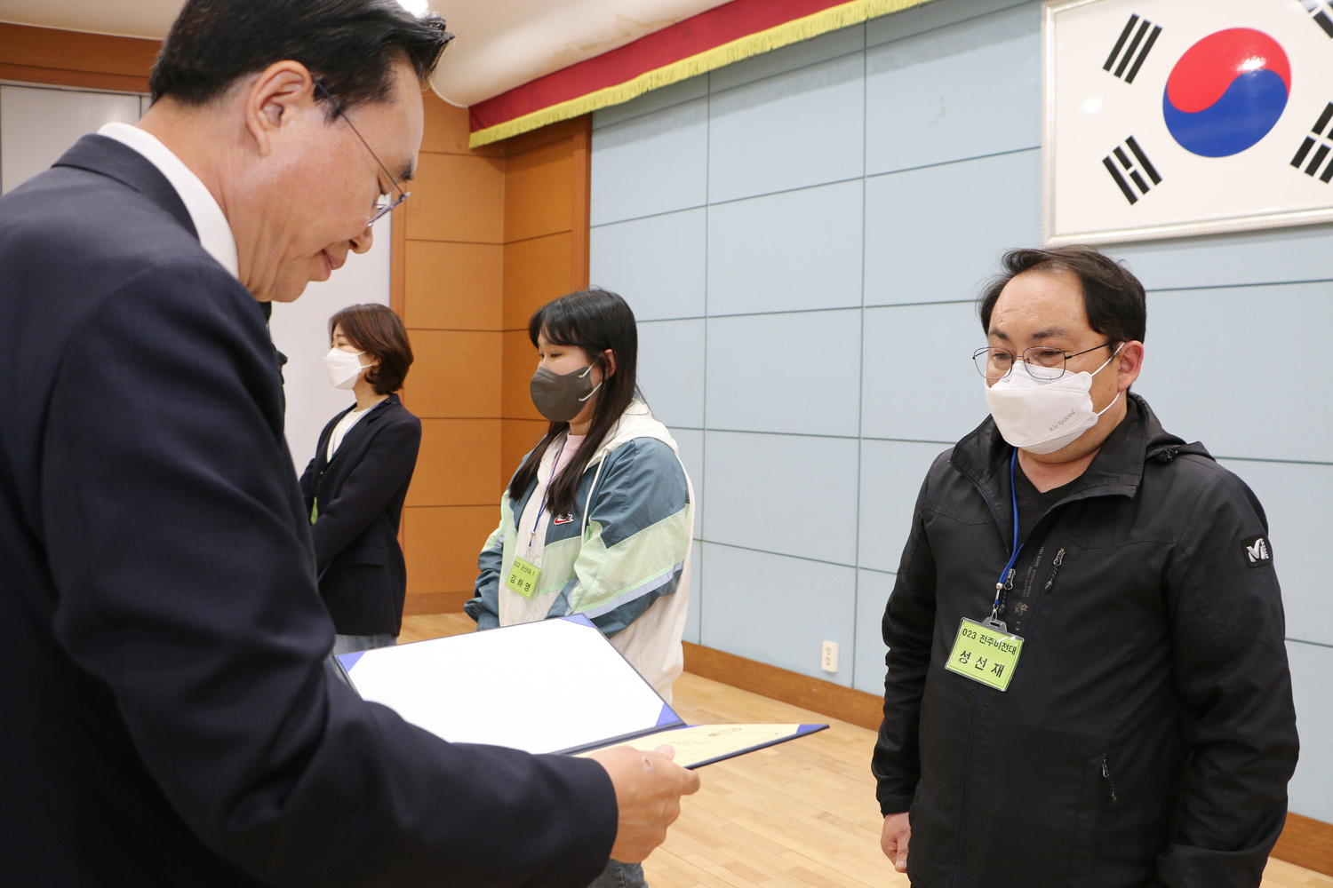 나주교육진흥재단 신입생 장학금 수여식(대학생, 고등학생) 나주시장이 대학생 학부모 아버지께 장학증서를 수여하고 있는 모습