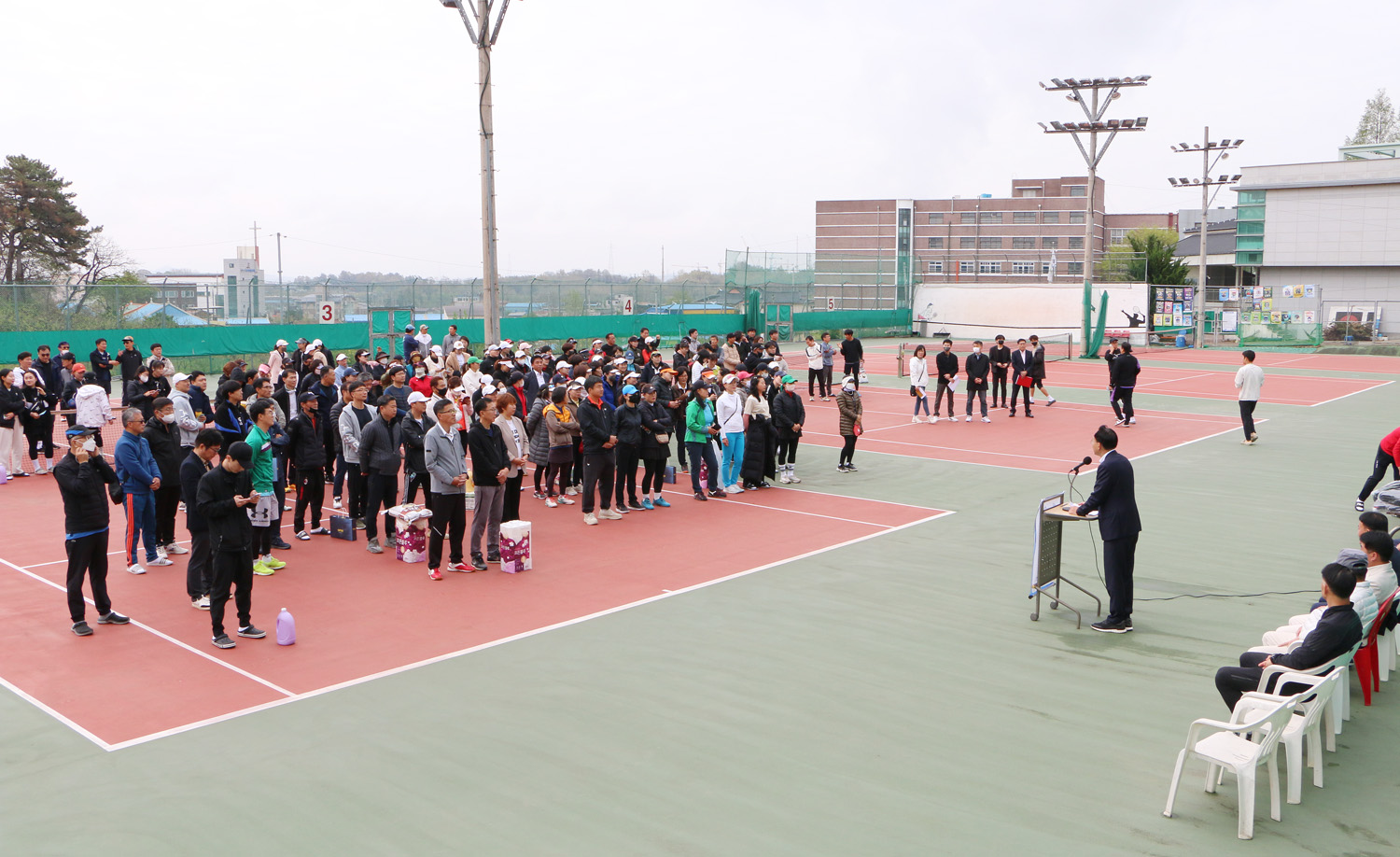 나주배꽃배 전남, 광주 테니스대회 개회식 개회식 전면모습 참가한 시민과 나주시장의 축사 모습