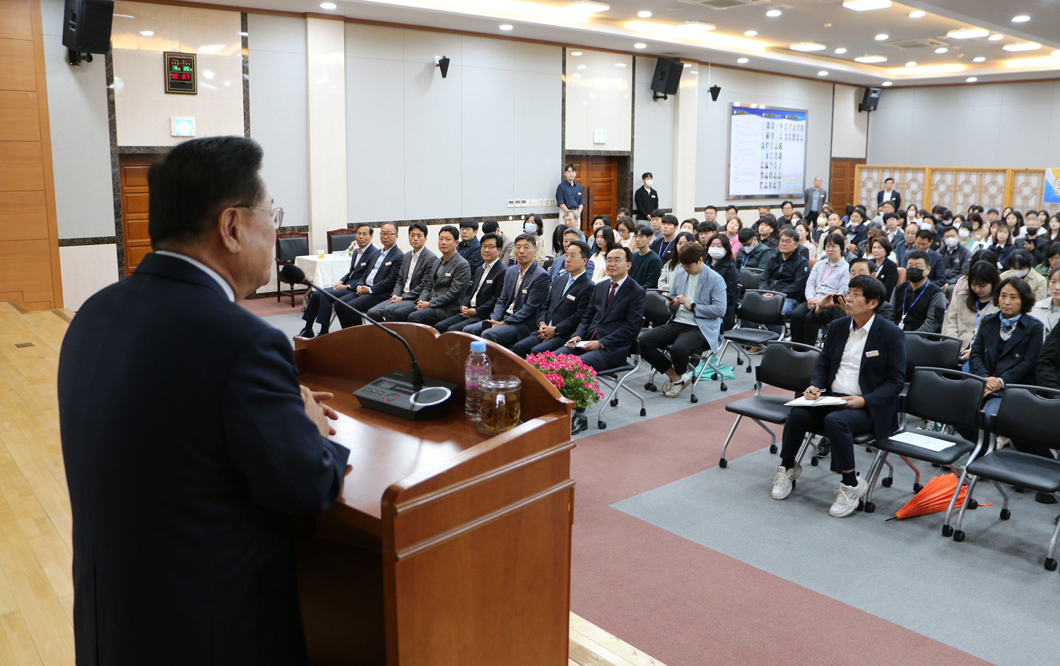 제7회 더 큰 나주아카데미 강단 우측 뒷편에서 강사님의 우측면 상반신이 보이고 강의를 듣는 참석자들의 얼굴이 보이는 모습