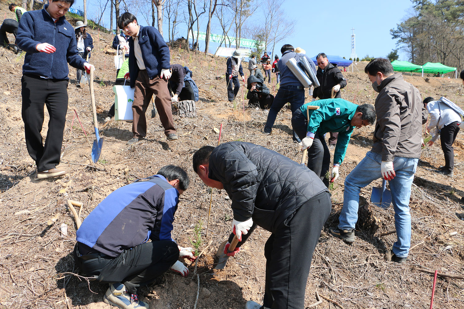 나주사랑 나무심기 행사 참여 직원들이 나무를 심고 있는 모습
