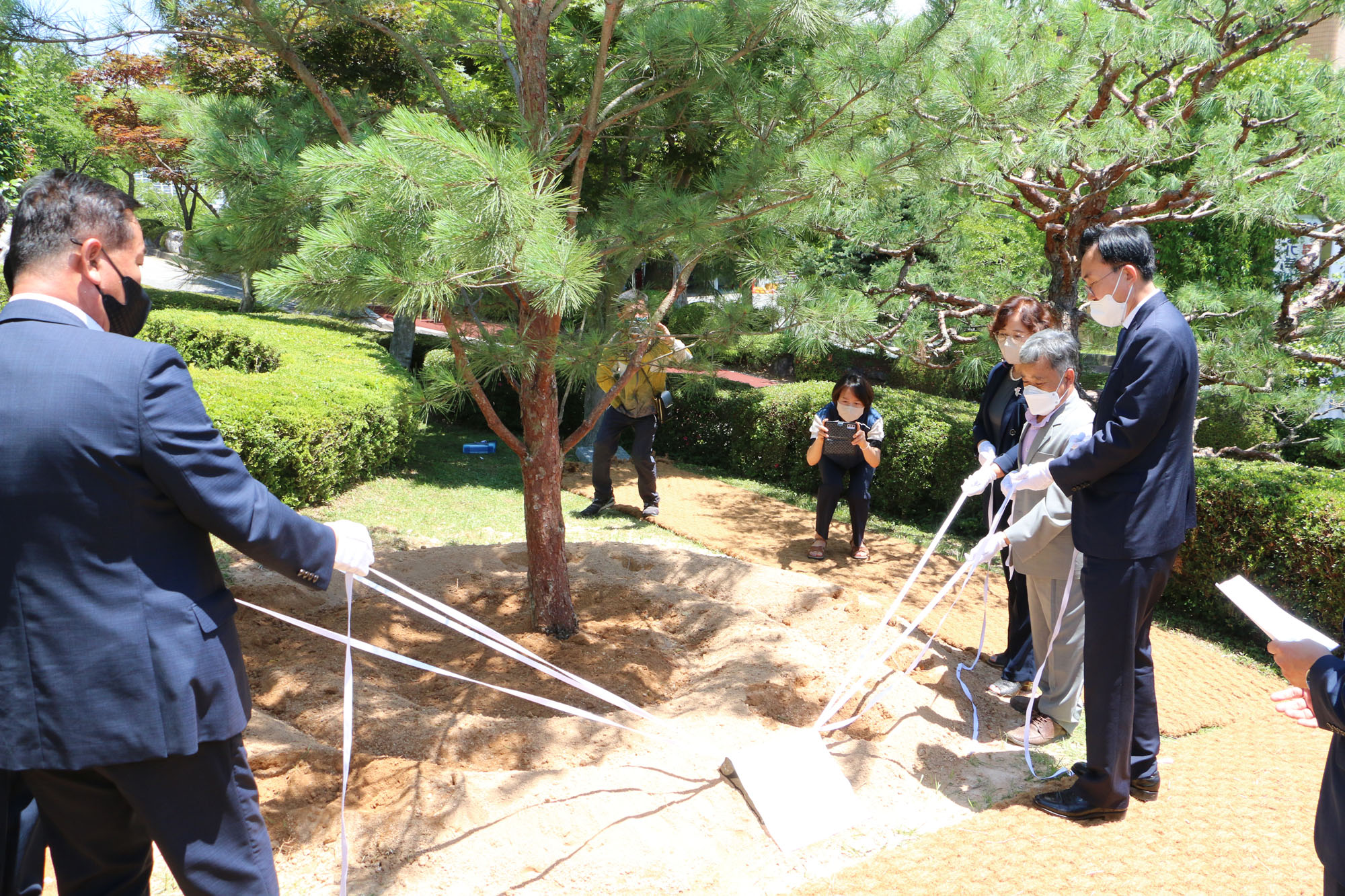 윤병태 나주시장과 관계자들이 줄을 당기고 있는 모습