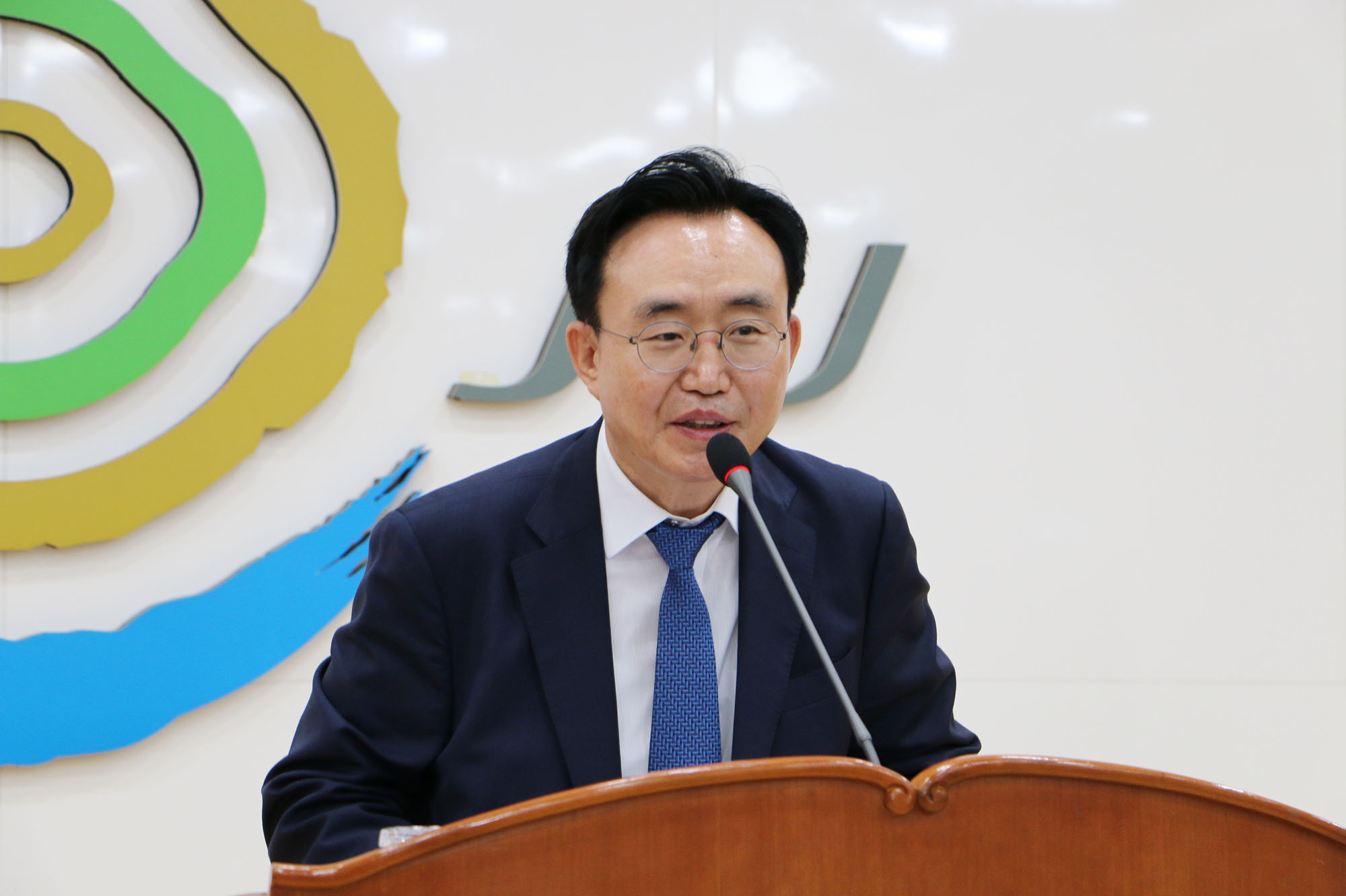 정례조회에서 단상에서 이야기를 하고 있는 나주시장