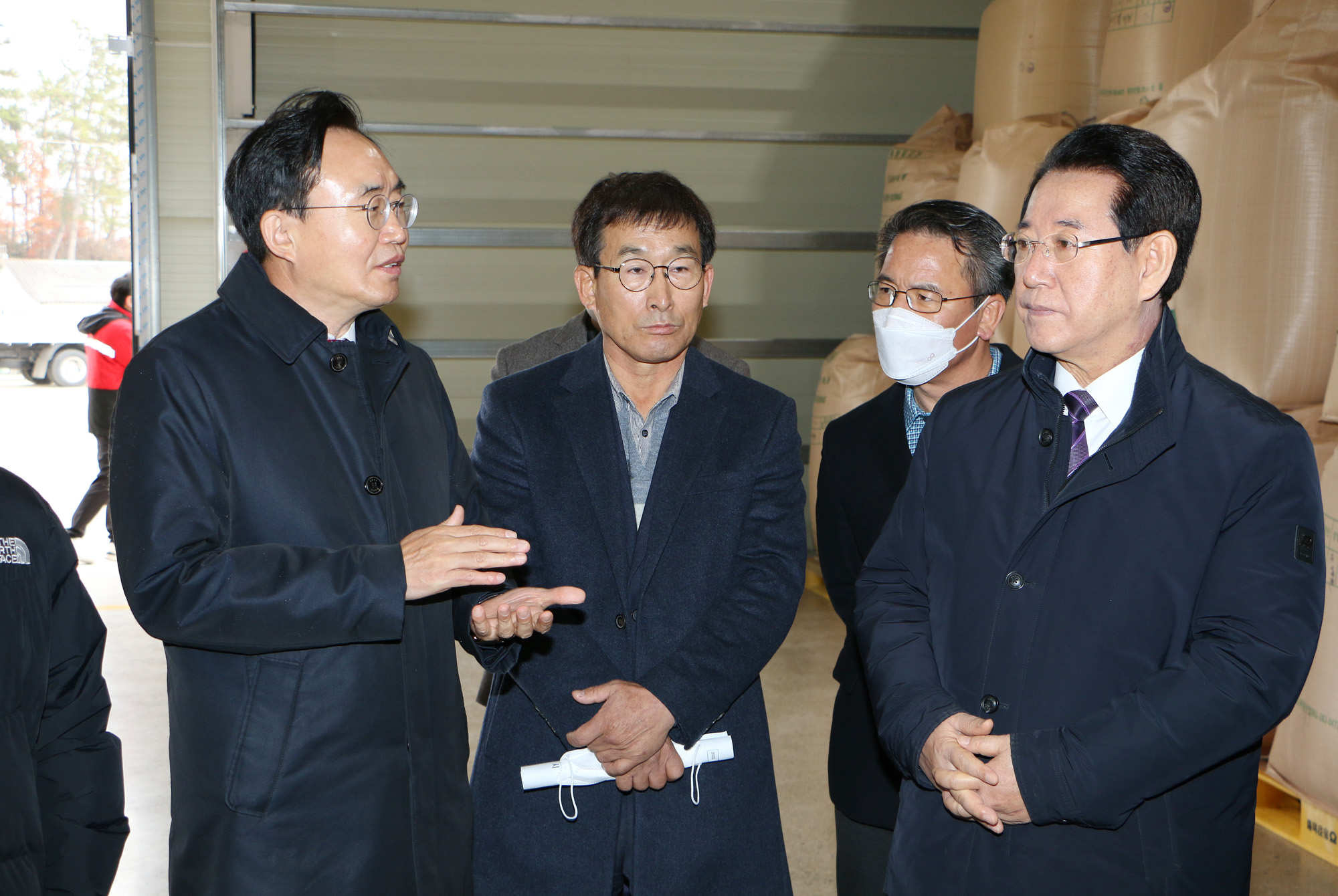 나주시장의 이야기를 경청하는 전남도지사