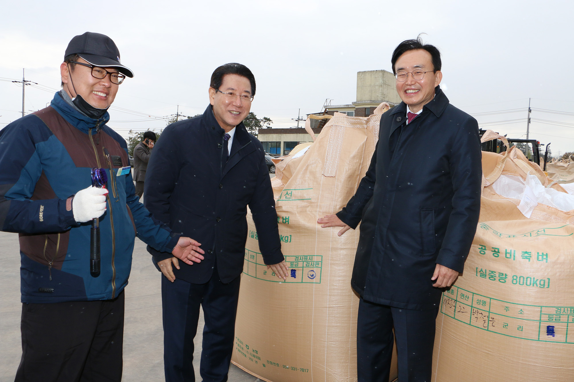 공공비축벼앞에서 웃고있는 나주시장과 전남도지사