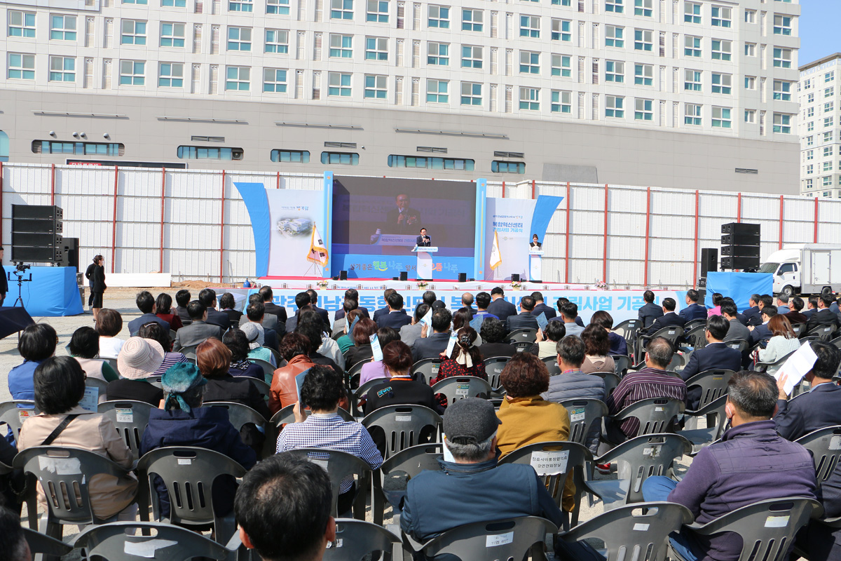 빛가람 복합혁신센터 기공식 참석자들의 모습이 보이고 나주시장의 기념사 모습 좌측면에서 촬영