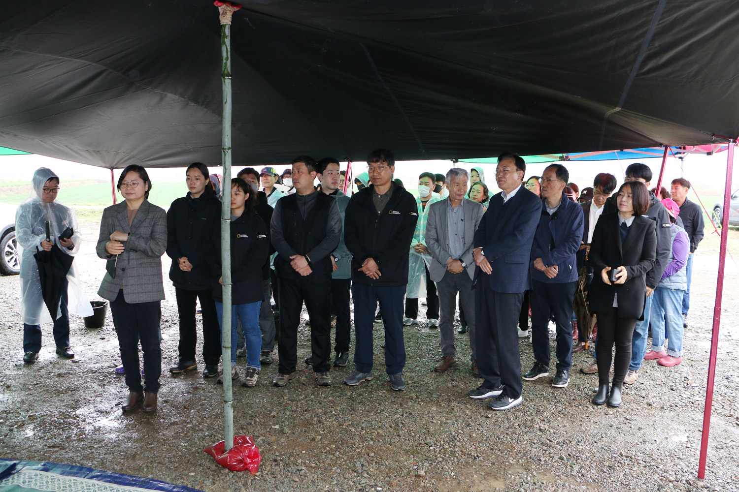 나주 복암리 유적 9차 발굴조사 개토제 나주시장, 나주문화재연구소장 등 관계자들이 제를 지내기 전 서 있는 모습