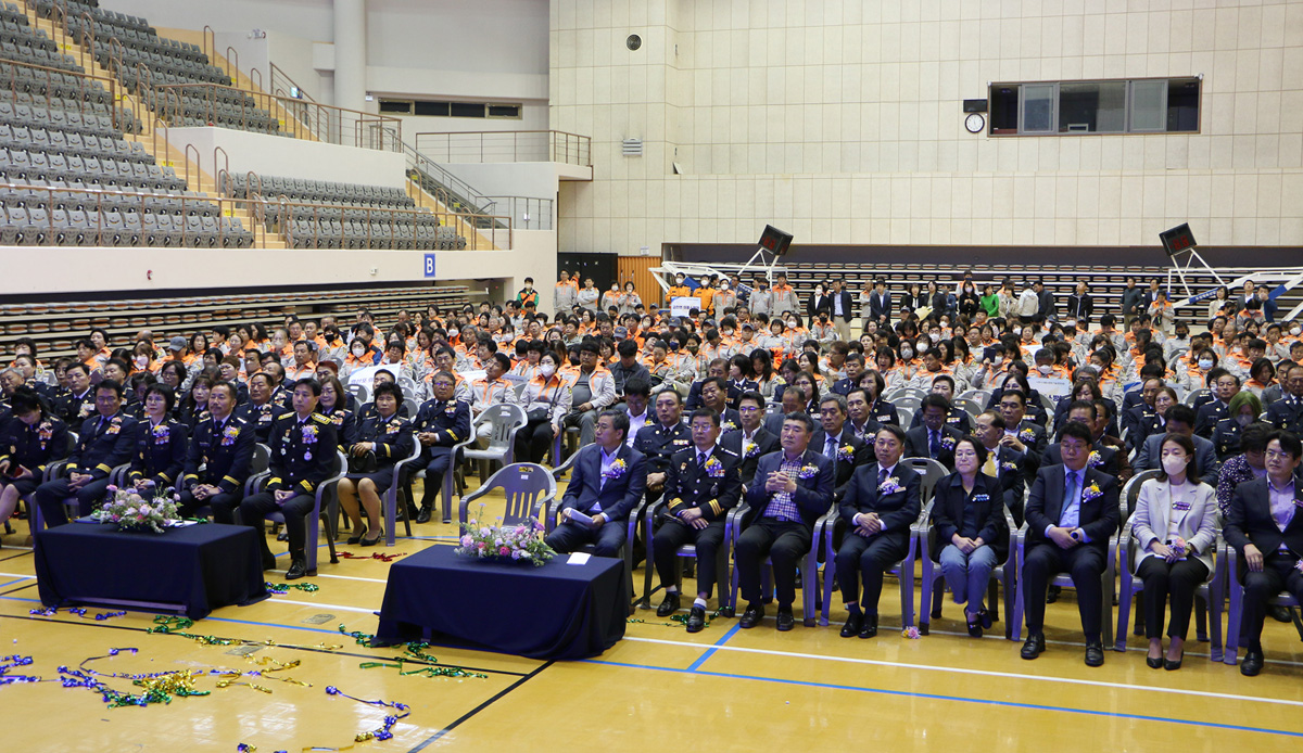 의용소방대의 날 기념식 참석자들의 앉아 있고 얼굴이 보이는 전체 모습