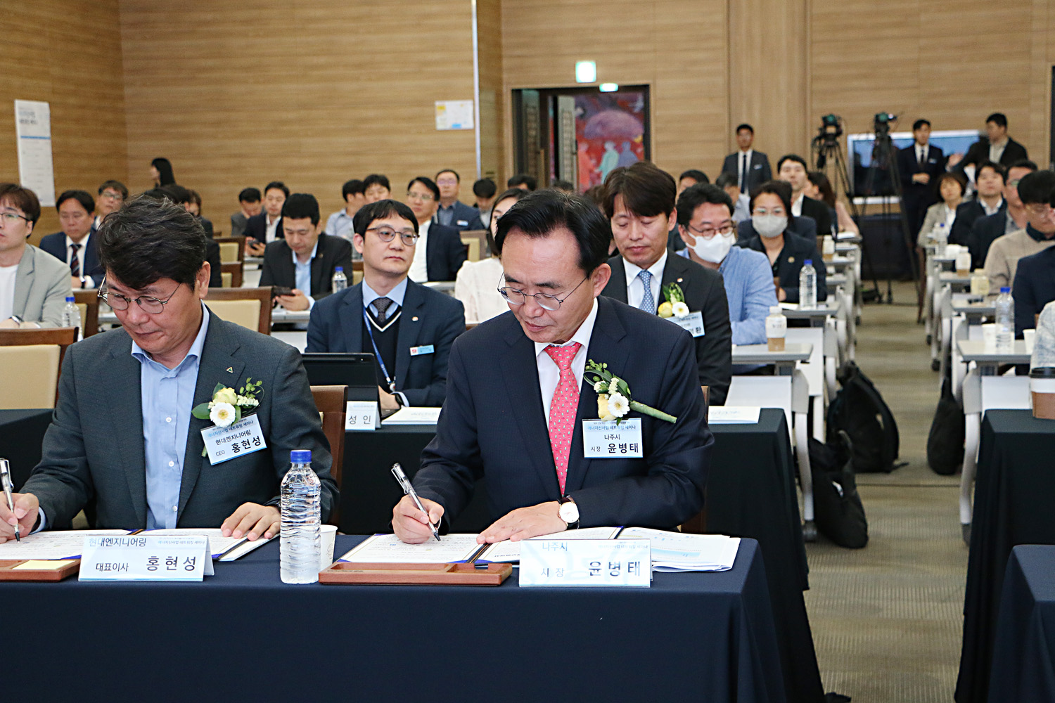 에너지밸리 MG 조성 네트워킹 세미나 나주시장이 협약서에 서명을 하고 있는 모습