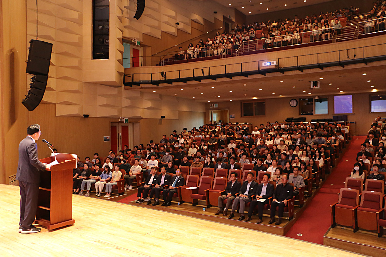 6월 중 정례조회 무대 우측 뒷편에서 나주시장의 당부 말씀 모습과 직원들이 앉아서 경청하고 있는 모습