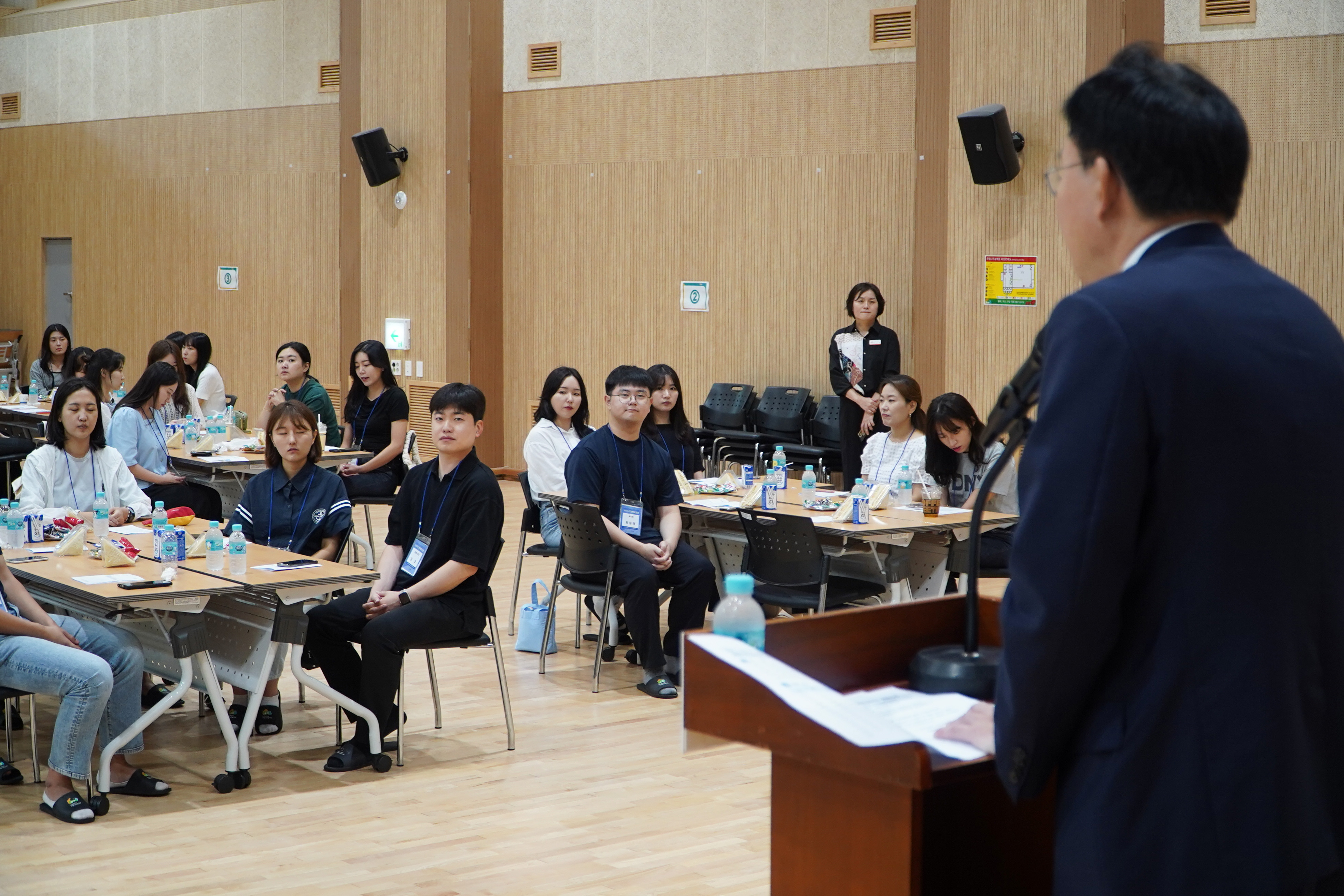 청렴시민감사관 및 공무원 청렴워크숍 단상에서 인사말을 하는 나주시장의 뒷모습과 참석자들의 앉아 있는 앞모습