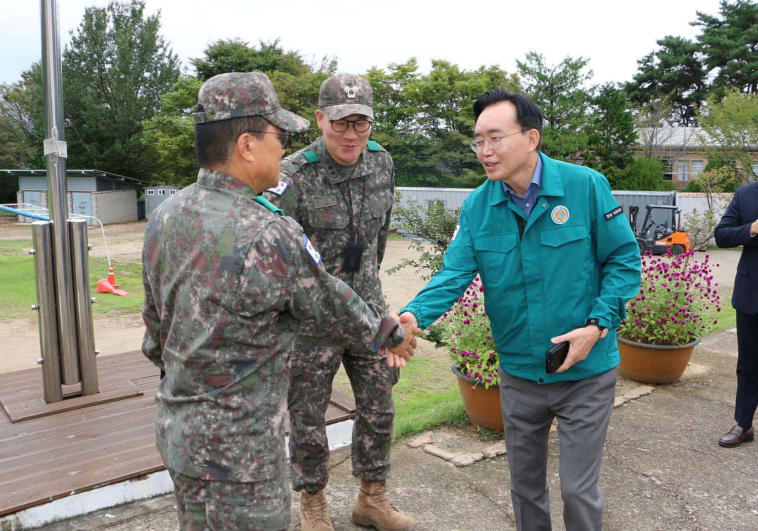 추석맞이 금라회 사랑의 쌀 기탁식 나주시장이 김천일 대대 간부군인과 악수를 하고 있는 모습