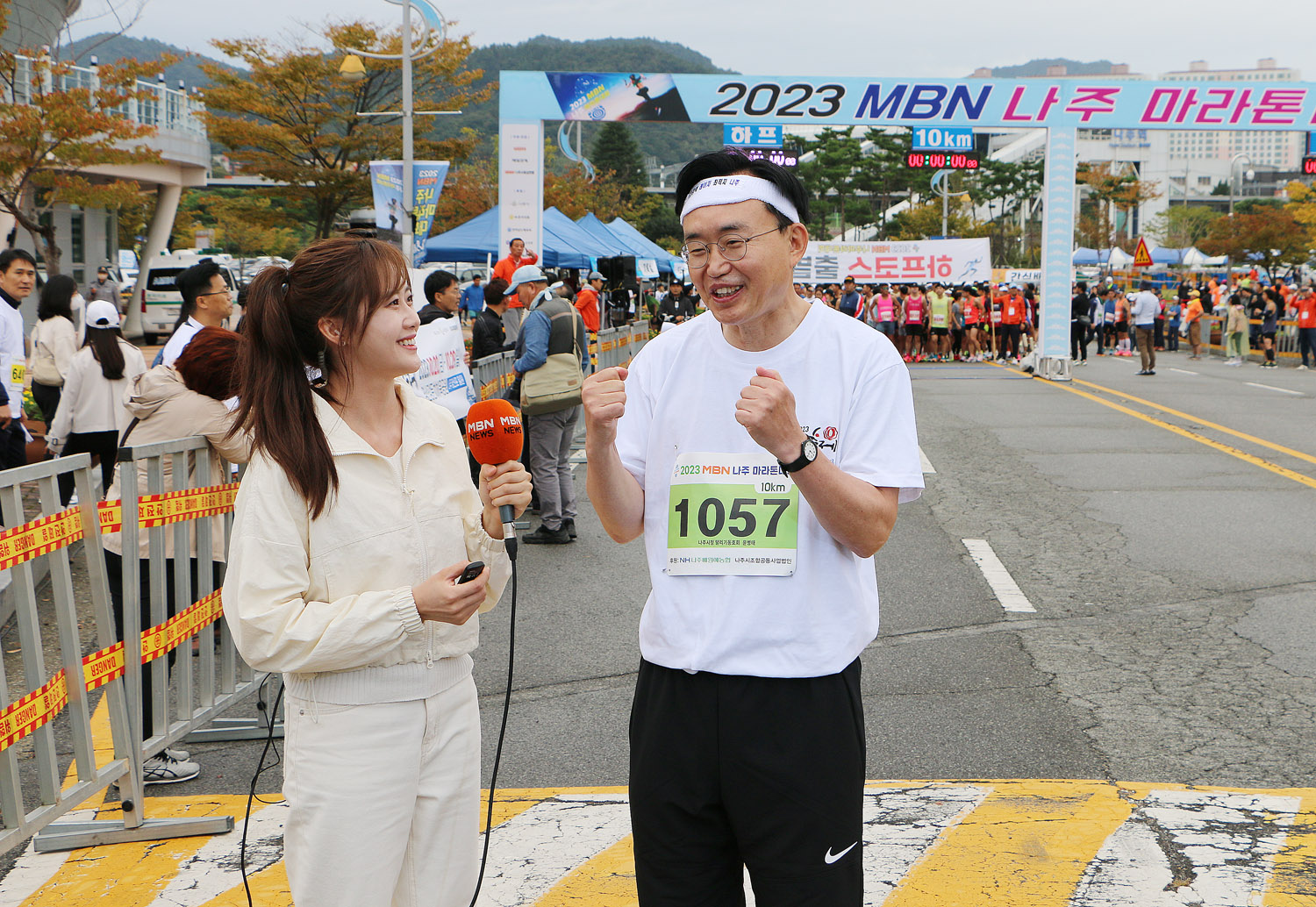 MBN 나주 마라톤 대회 나주시장이 MBN 방송과 마라톤 출발 지점에서 인터부를 하고 있는 모습