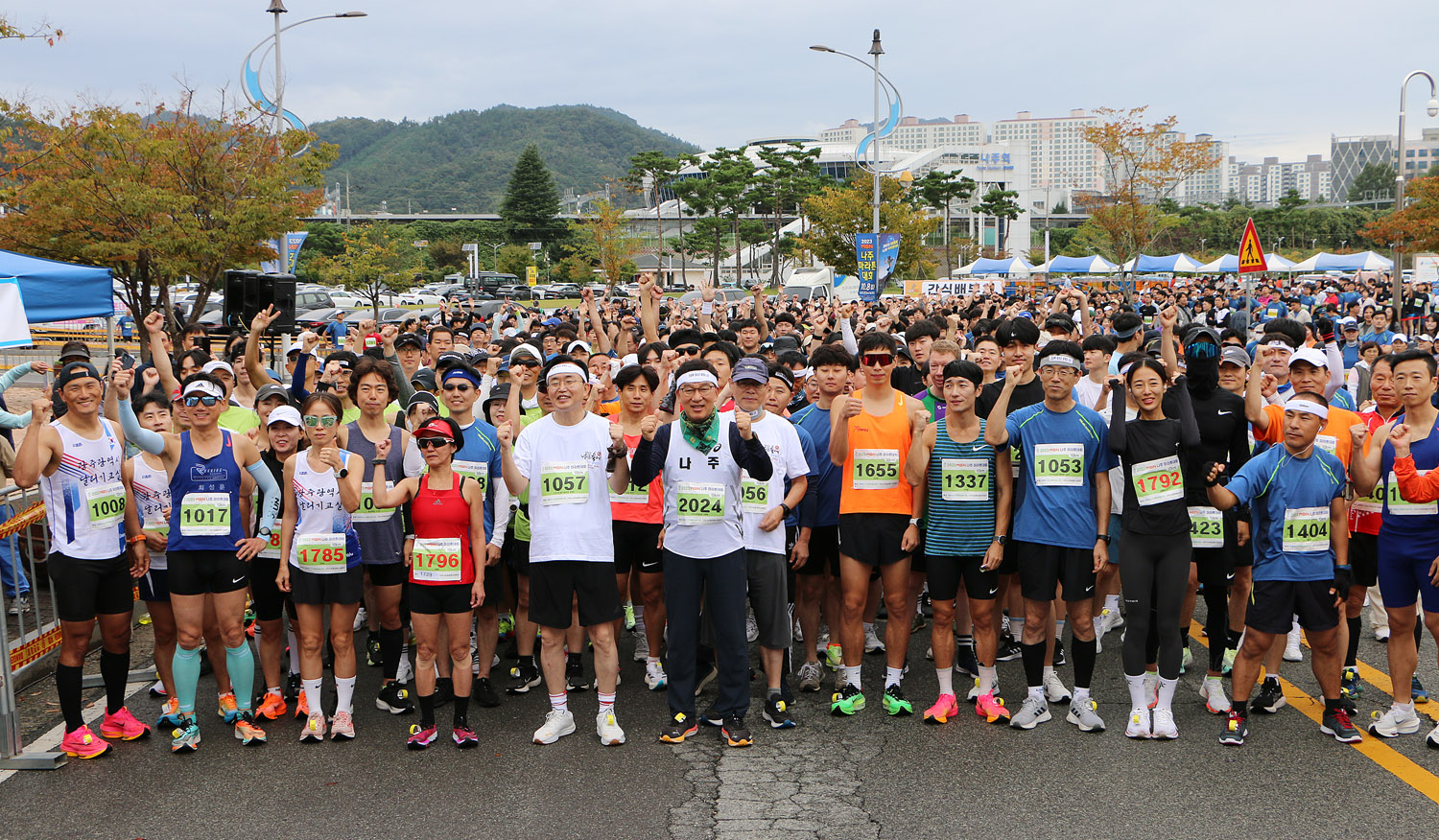 MBN 나주 마라톤 대회 나주시장이 10키로 출발선에서 선수들과 화이팅을 하고 있는 모습