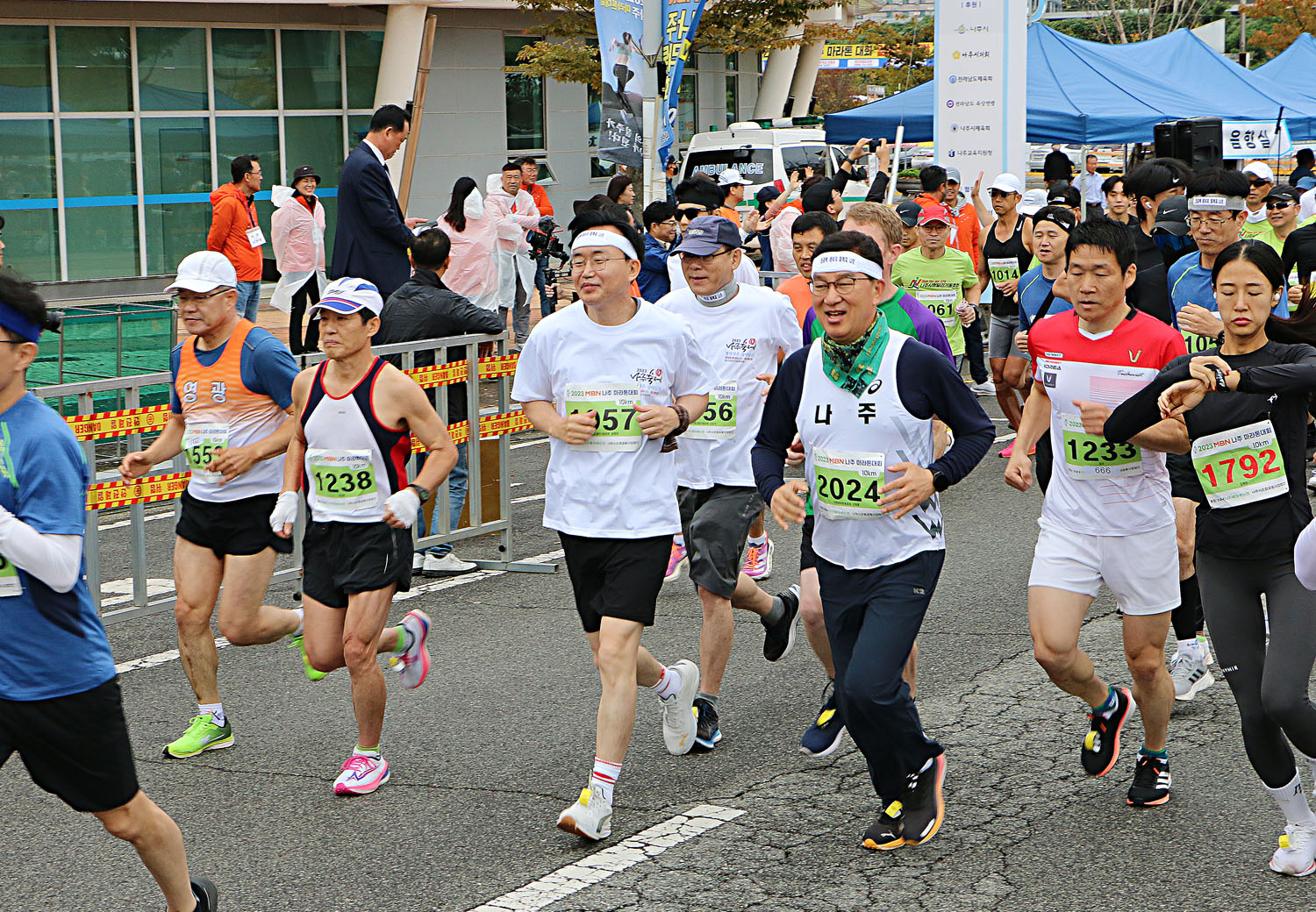 MBN 나주 마라톤 대회 나주시장이 마라톤 스타트를 하여 달리고 있는 모습