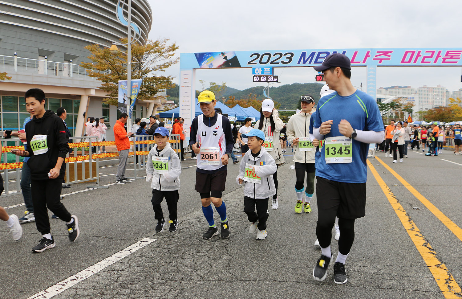 MBN 나주 마라톤 대회 두아이의 아빠가 아이들과 함께 스타트하여 달리고 있는 모습