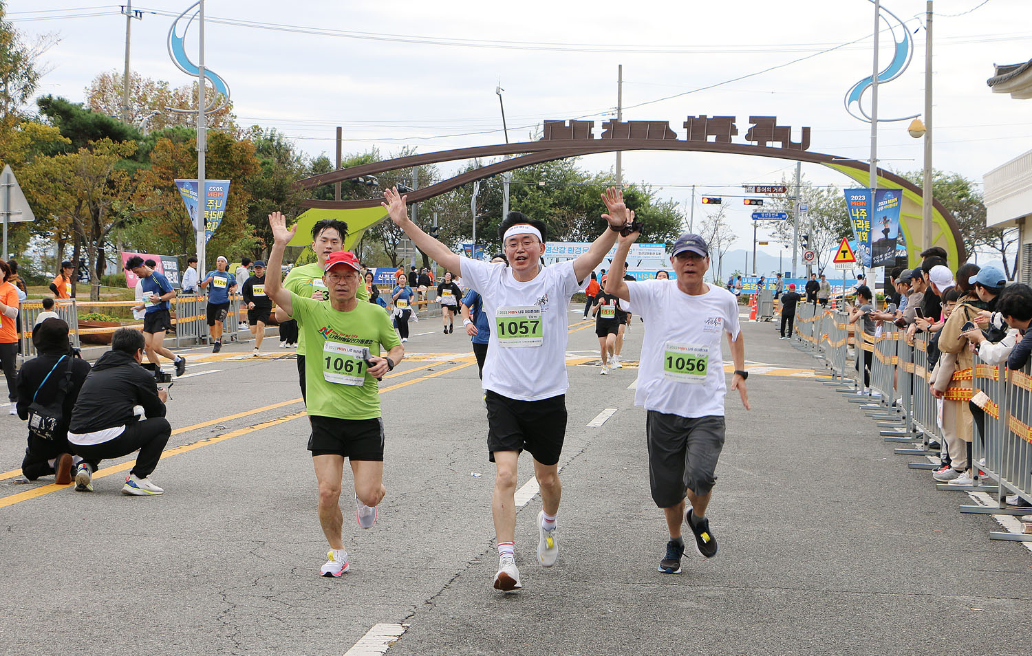 MBN 나주 마라톤 대회 나주시장이 10키로를 완주하여 두손을 들고 흔들며 결승선에 들어오고 있는 모습