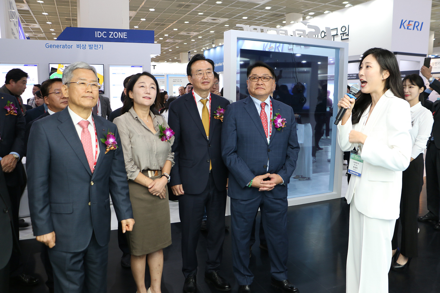 2023 수도권 투자유치로드쇼 나주시장과 이재정 국회의원, 한전사장, 구자균 회장이 한 기업의 부스에서 설명을 듣고 있는 모습