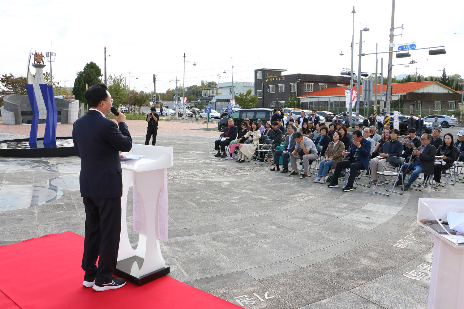 영산강국제설치미술제 개막식 나주시장의 측면모습과 참석자들의 앞모습
