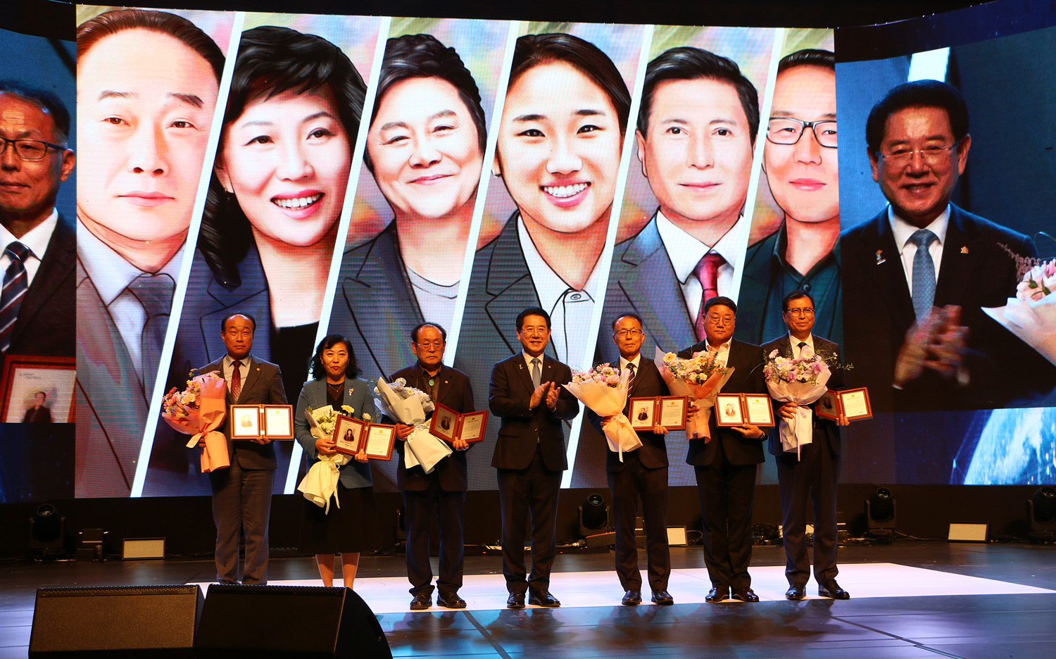 전라남도 도민의 날 기념행사 전남지사와 도민의 상을 받은 시상자 6명이 기념촬영을 하고 있는 모습