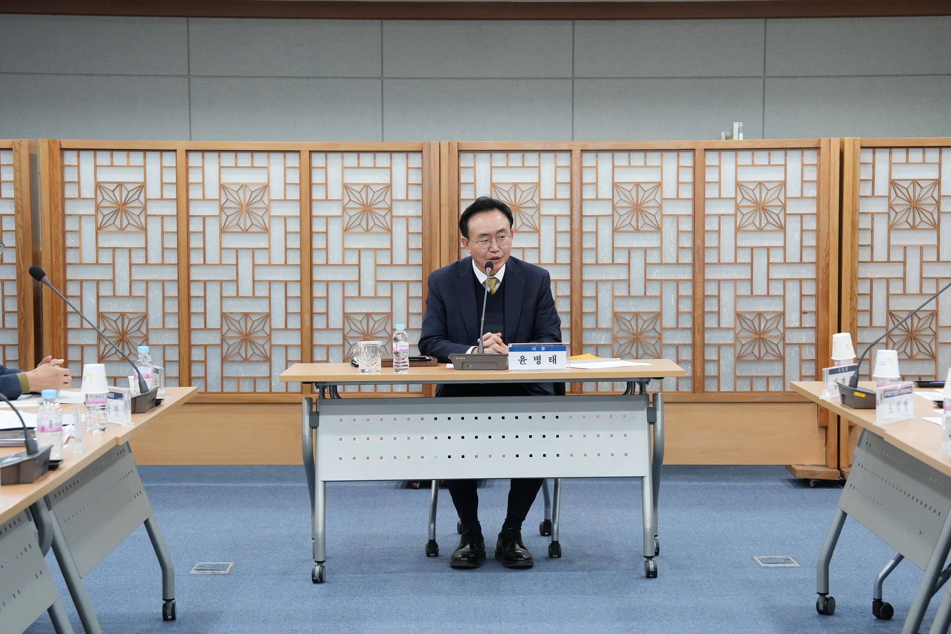 회의 테이블 중앙에 앉아 발언하고 있는 윤병태 나주시장의 모습