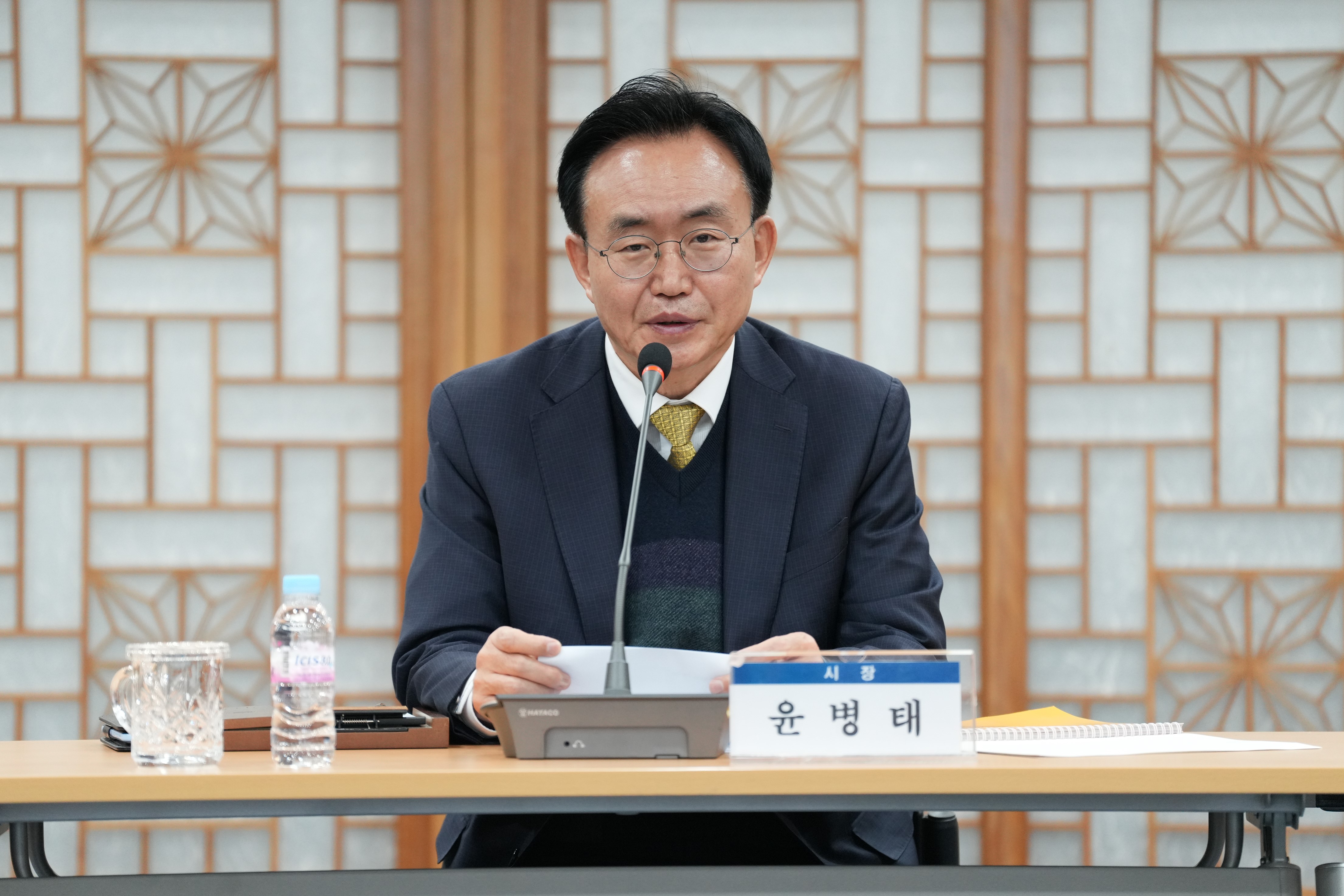 회의 테이블에 앉아 발언하고 있는 윤병태 나주시장의 모습