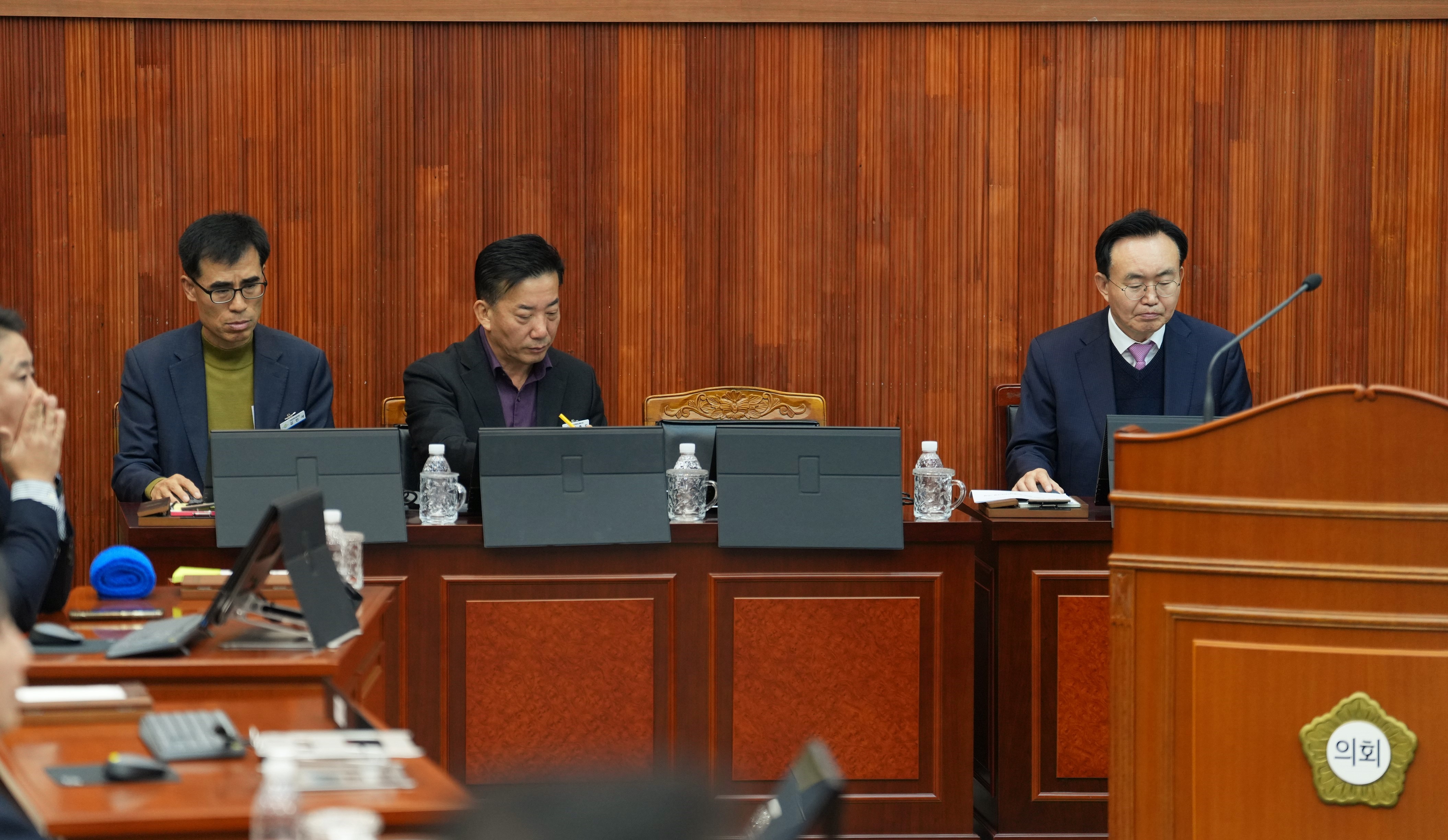  시의회 회의장에서 세 명의 남성(오른쪽 끝 나주시장 윤병태)이 단상에 앉아 있는 모습. 중앙에 있는 남성은 마이크를 앞에 두고 있음