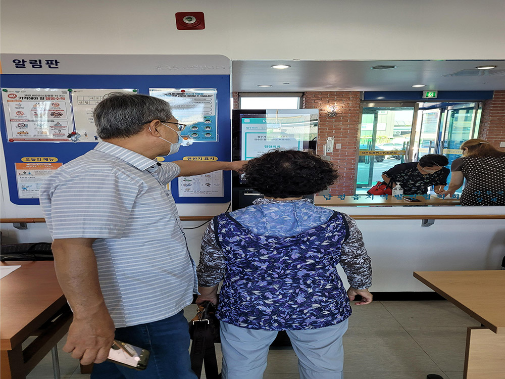 디지털 체험존 안내데스크에서 대기중인 시민들 모습