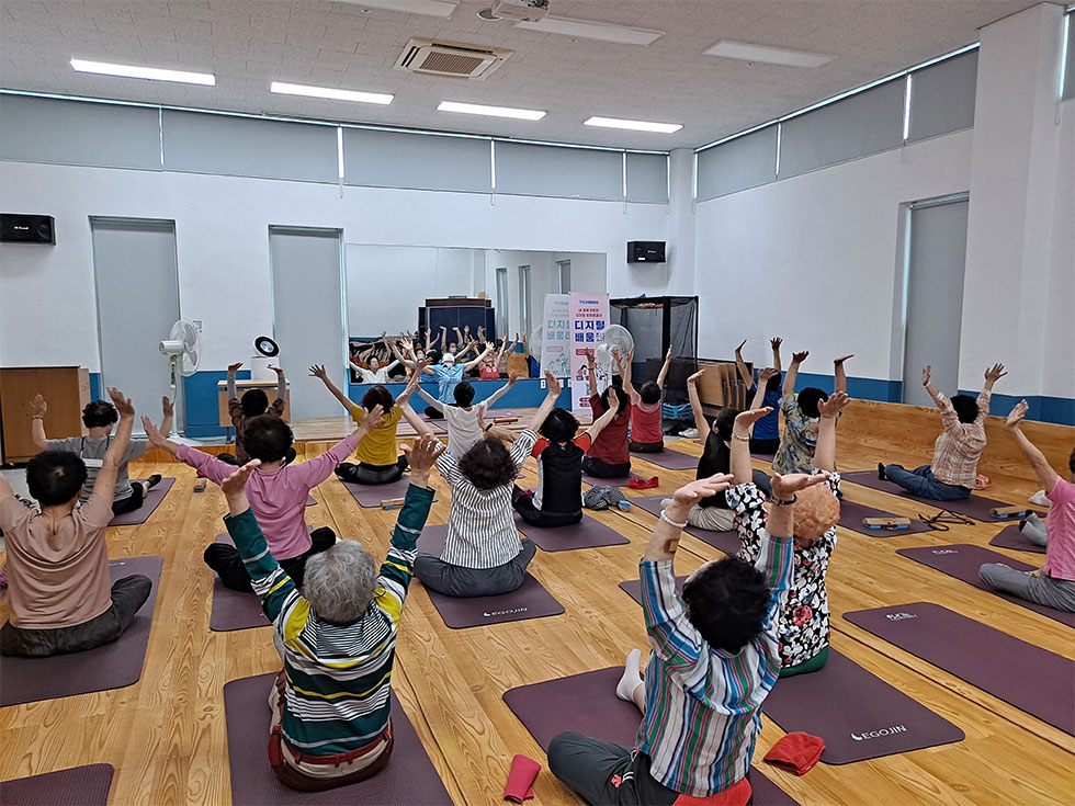 교육장에서 시니어라인댄스를 배우는 교육생들 모습