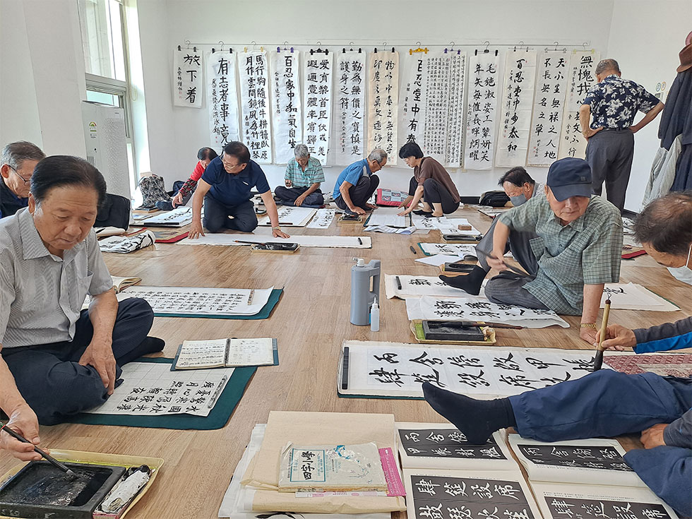 교육장에서 요가를 교육중인 강사와 배우는 교육생들 모습