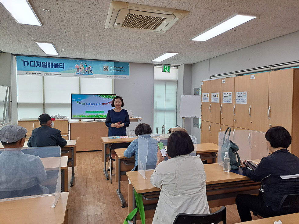 교육장에서 인생책만들기를 교육중인 강사와 배우는 교육생들 모습