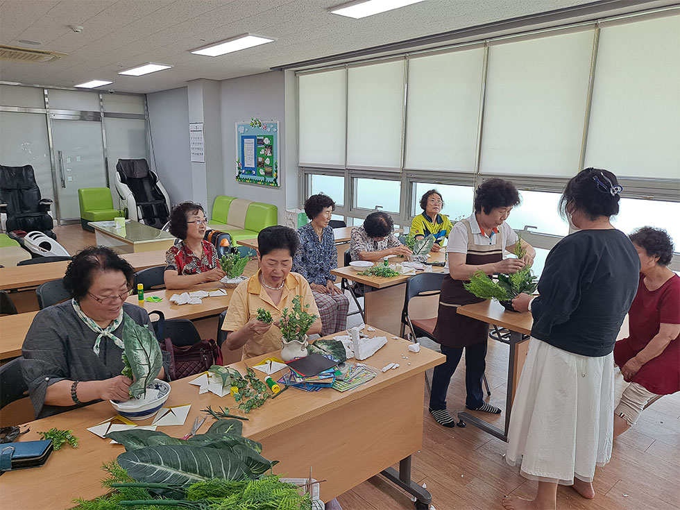 교육장에서 노래를 교육중인 강사와 배우는 교육생들 모습